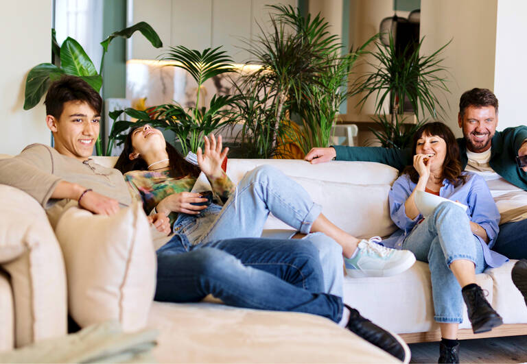 Bild zeigt eine Familie vor dem Fernseher
