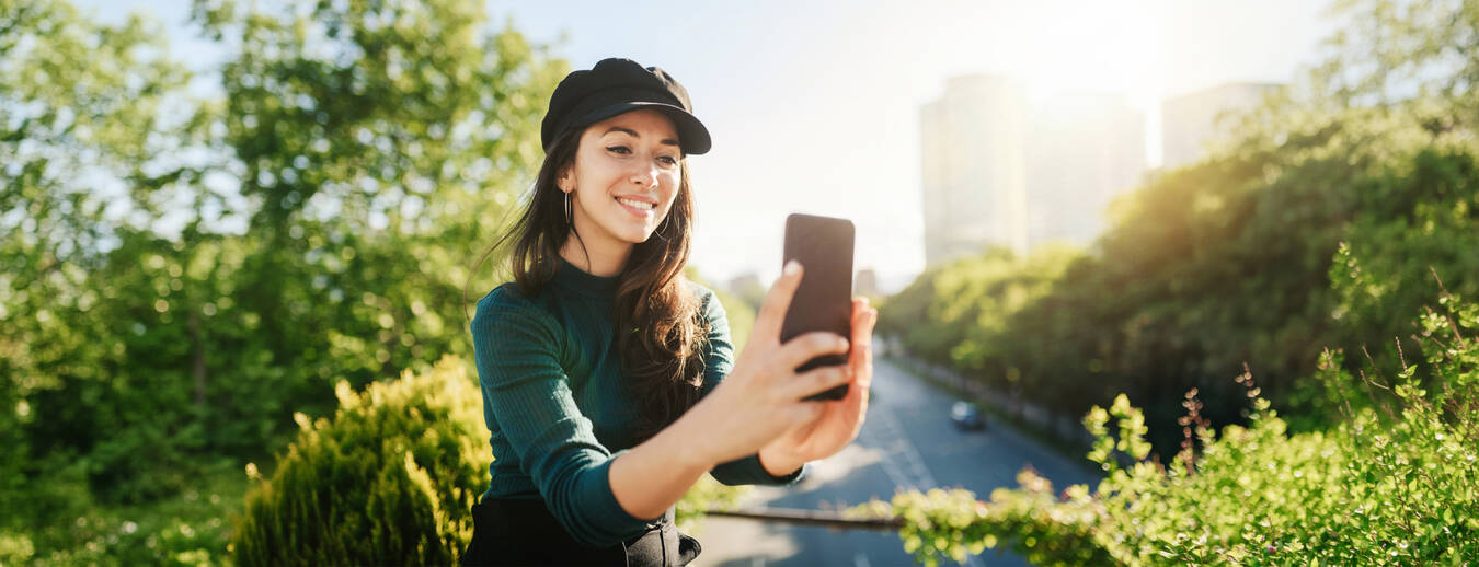Frau freut sich über ihren neuen Handytarif
