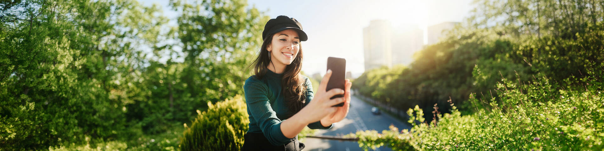 Frau freut sich über ihren neuen Handytarif