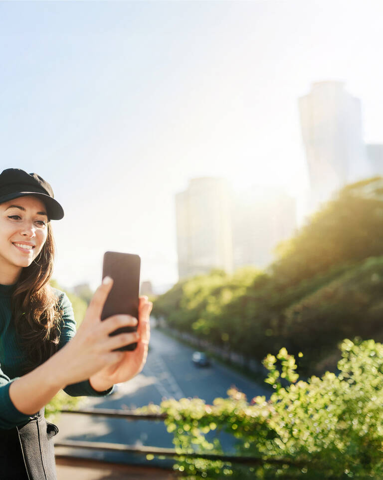 Frau freut sich über ihren neuen Handytarif