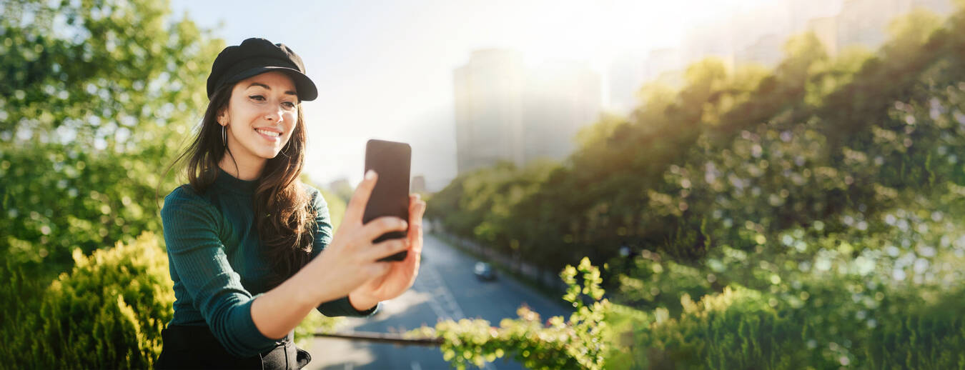 Frau freut sich über ihren neuen Handytarif