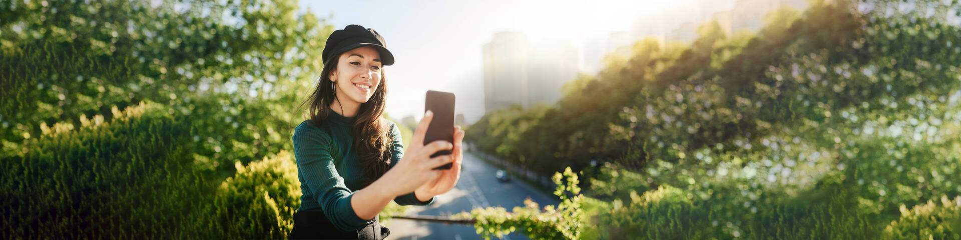 Frau freut sich über ihren neuen Handytarif