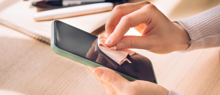 Handy Reinigen So Schutzt Du Dein Handy Display Vor Keimen Und Bakterien