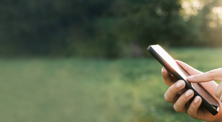 Das neue Smartphone lieber mit oder ohne Vertrag kaufen?